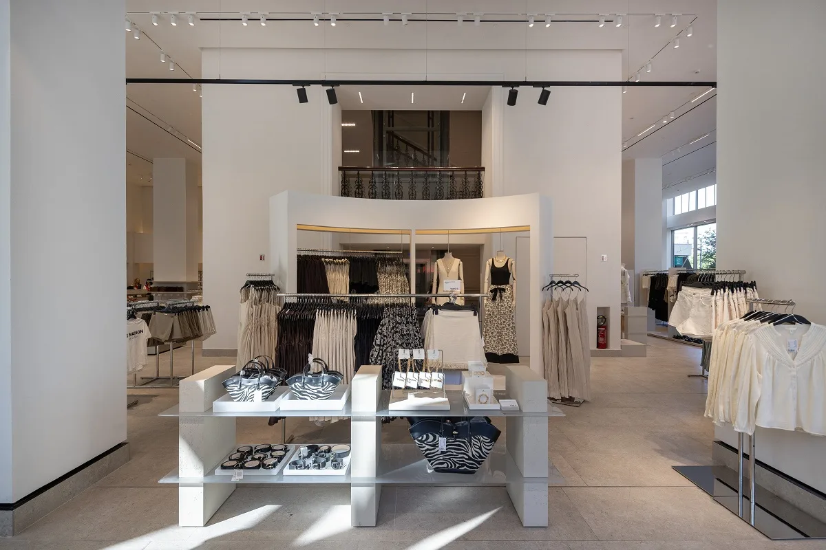 H&M: Το ανανεωμένο κατάστημα στον Πειραιά άνοιξε επίσημα τις πόρτες του