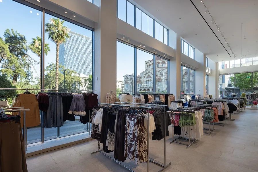 H&M: Το ανανεωμένο κατάστημα στον Πειραιά άνοιξε επίσημα τις πόρτες του