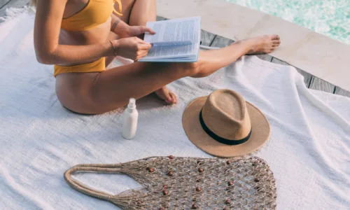 Τα must-have αξεσουάρ που απογειώνουν το beach look με το μαγιό σου