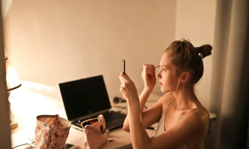 Beauty routine: 3 βήματα για ενυδατωμένη και λαμπερή επιδερμίδα κάθε μέρα