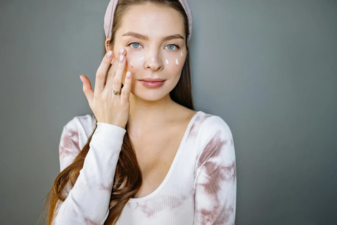 Beauty routine: 3 βήματα για ενυδατωμένη και λαμπερή επιδερμίδα κάθε μέρα
