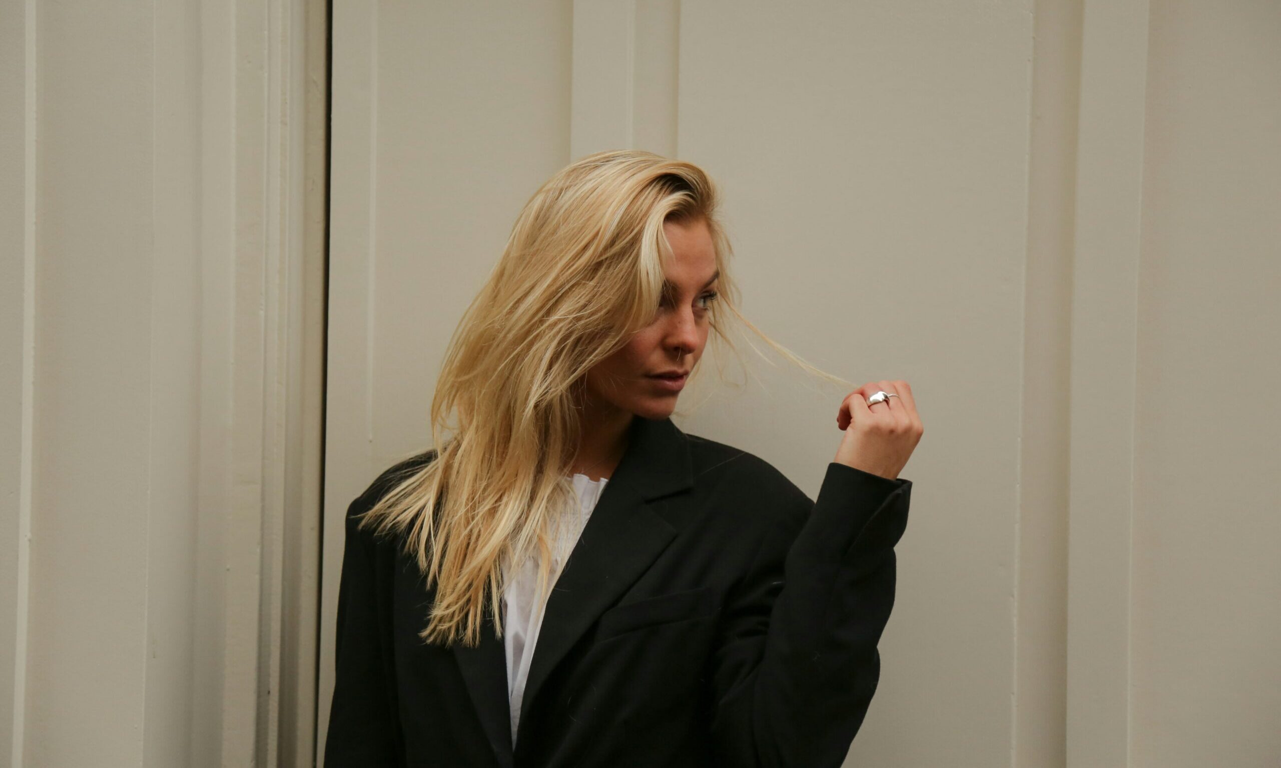 Το καλοκαιρινό σακάκι που θα φοράς μέχρι Σεπτέμβρη