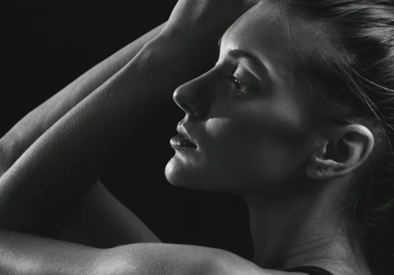 Λίφτινγκ χωρίς νυστέρι: Ανασηκώνει φρύδια, πρόσωπο και λαιμό με μια μόνο συνεδρία