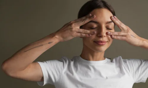 Face yoga: Η φυσική άσκηση που αναζωογονεί το πρόσωπό σου