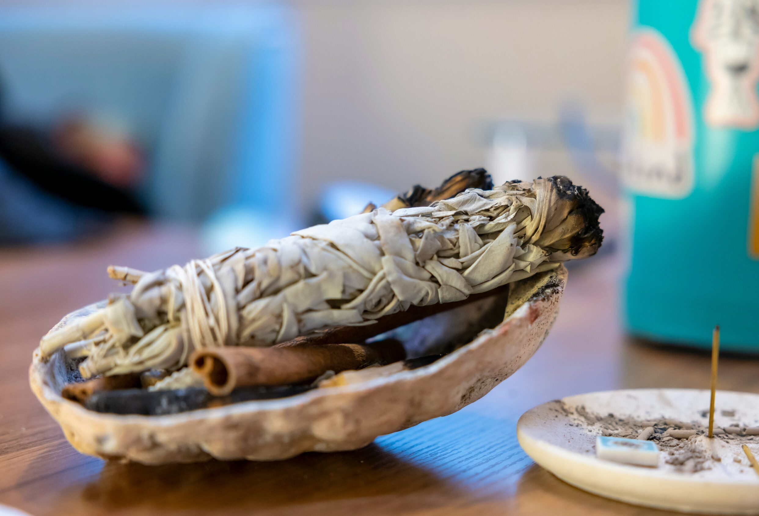 Γιατί να κάψεις λίγο φασκόμηλο στο σπίτι σου, σύμφωνα με την επιστήμη