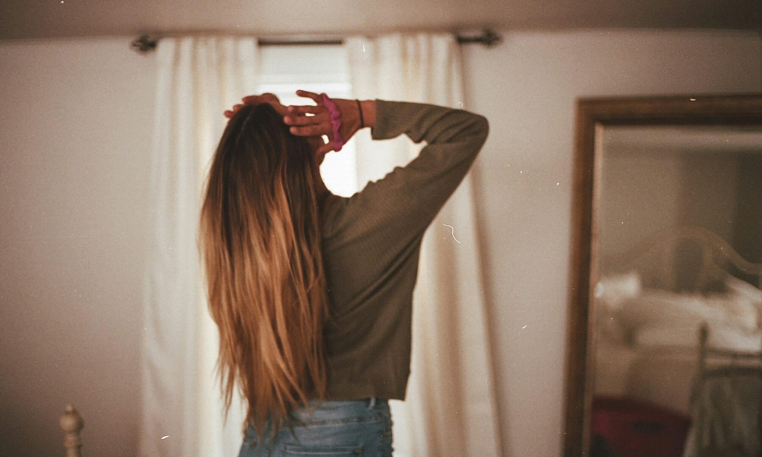 Φριζάρουν τα μαλλιά σου με την υγρασία; Δες πώς να τα τιθασεύσεις με στιλ