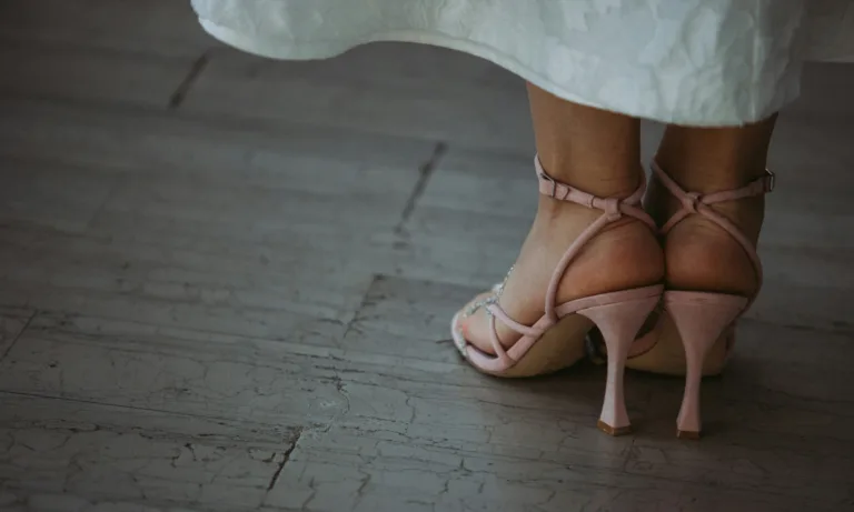 Δερματολόγος: Πώς θα φροντίσεις τις σκασμένες φτέρνες στο σπίτι