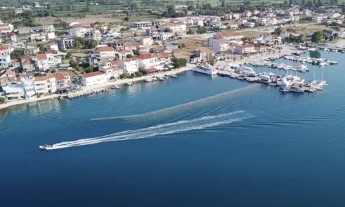 Διακοπές με αυτοκίνητο: Το φτηνό χωριό που μοιάζει να επιπλέει στη θάλασσα