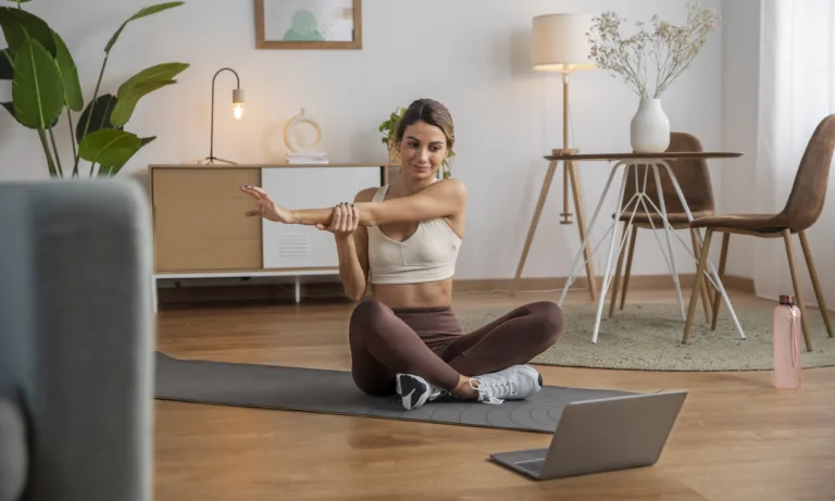 Η άσκηση των 5 λεπτών που υπόσχεται ανόρθωση στήθους σε 2 εβδομάδες