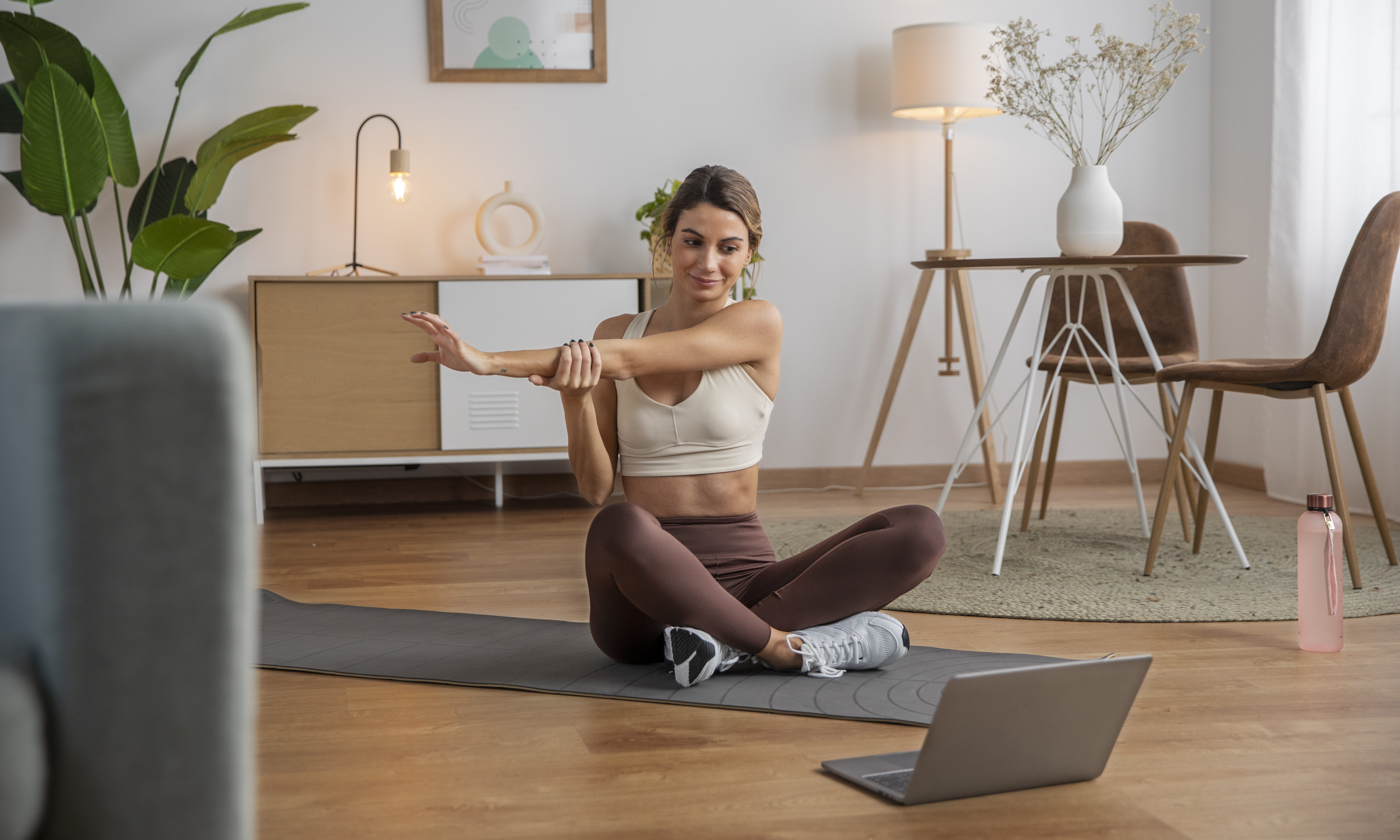 Η άσκηση των 5 λεπτών που υπόσχεται ανόρθωση στήθους σε 2 εβδομάδες