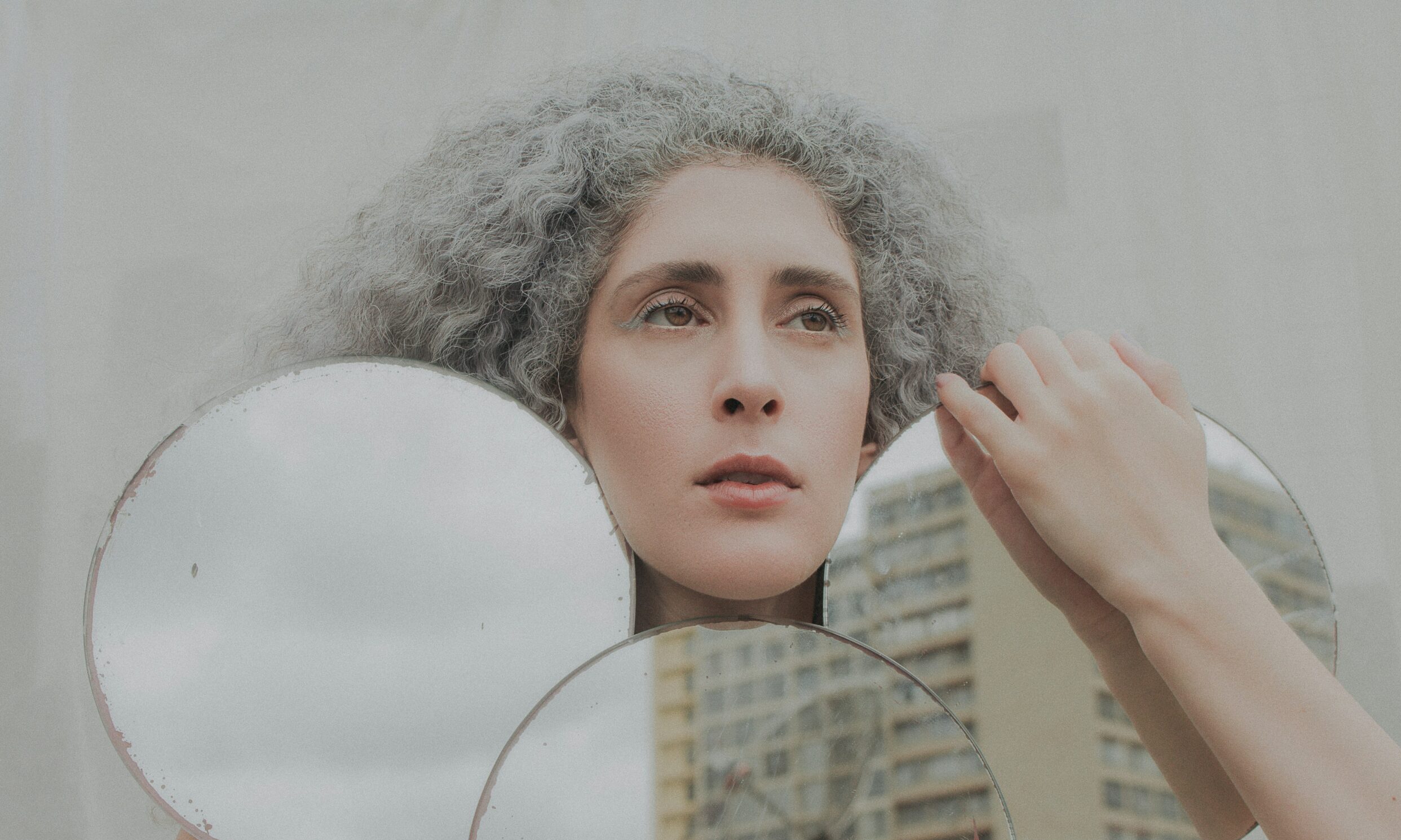 Τι θα συμβεί αν αφαιρείς τις γκρίζες τρίχες από τα μαλλιά σου