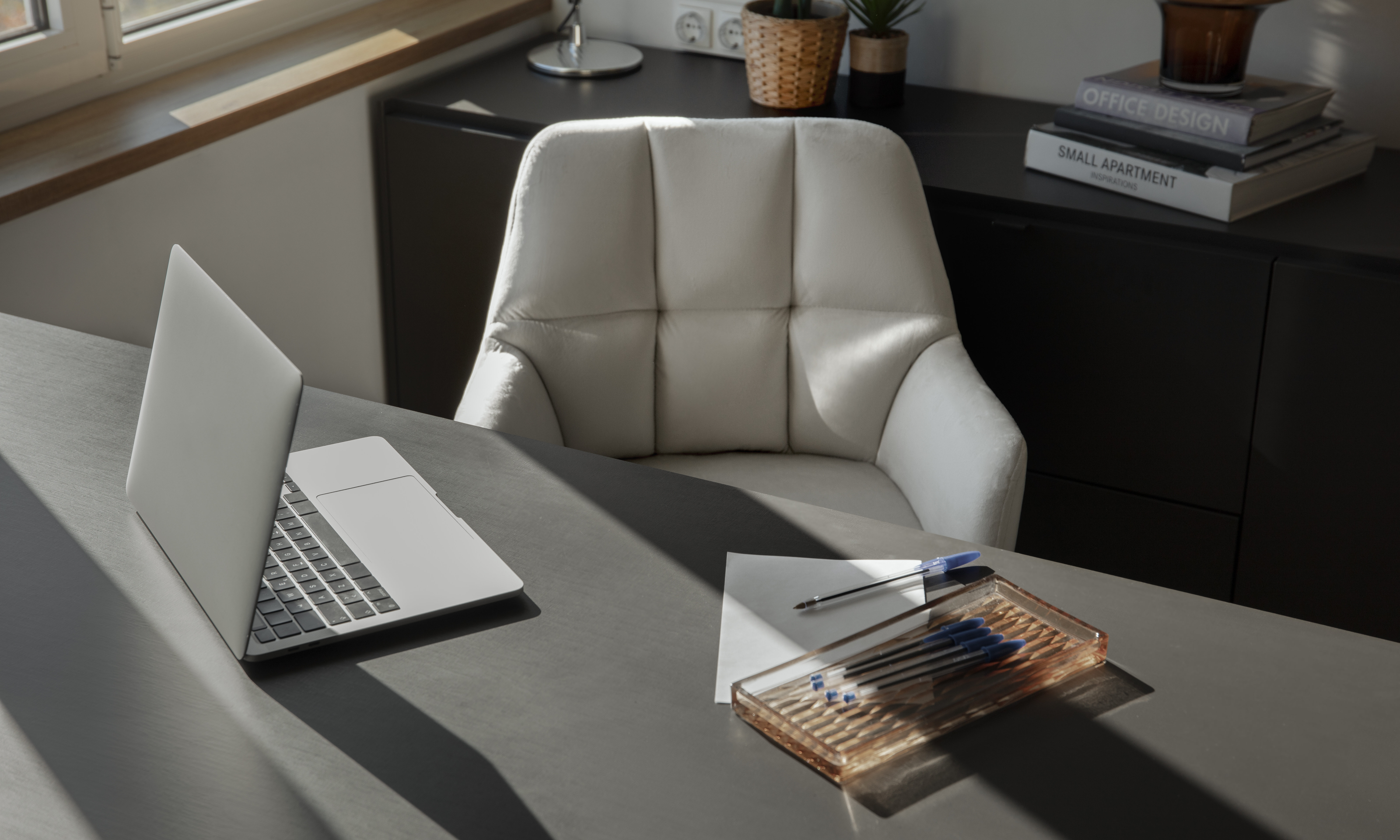 Τι να βάλεις στη δεξιά γωνία του γραφείου σου για να διώξεις την αρνητική ενέργεια στο χώρο εργασίας σου