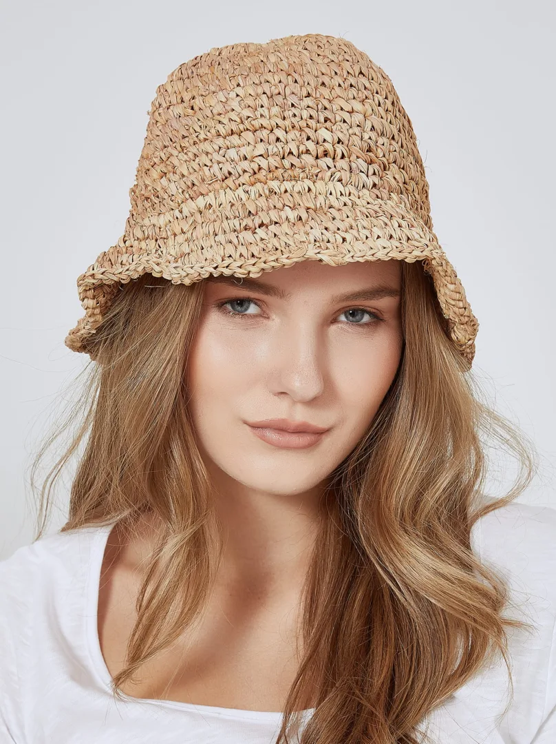 Τα must-have αξεσουάρ που απογειώνουν το beach look με το μαγιό σου