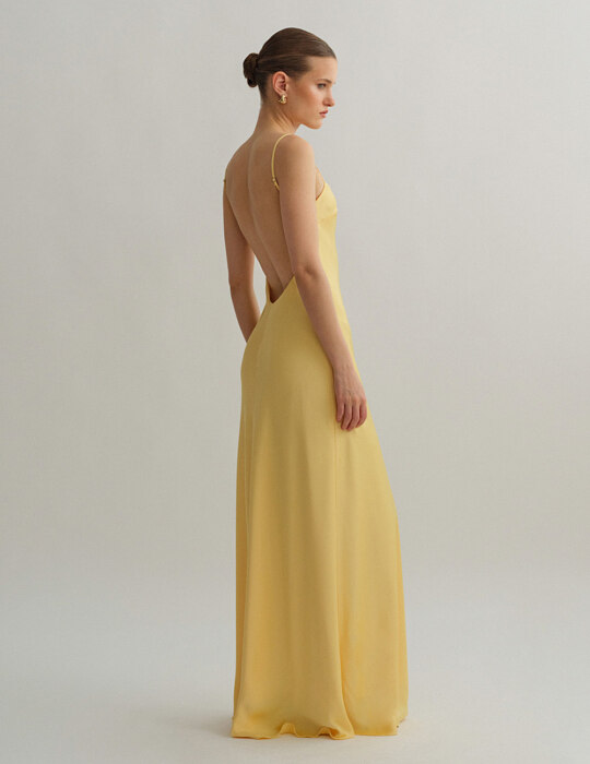 Εξώπλατα φορέματα και τοπ: Η πιο θηλυκή τάση του φετινού καλοκαιριού