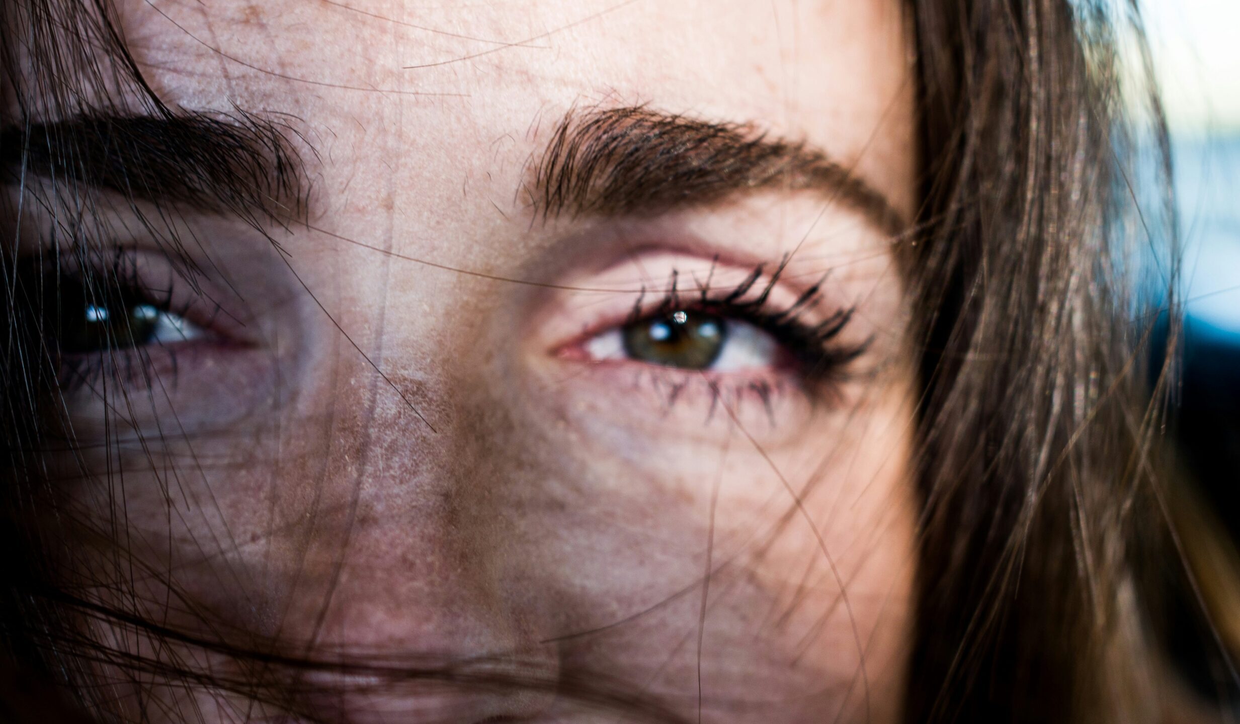 Κουρασμένα βλέφαρα; 3 έξυπνα κόλπα για φυσικό lifting στα μάτια