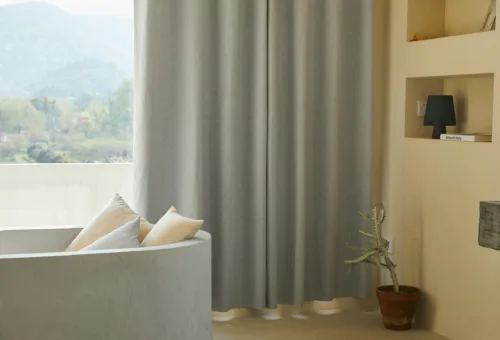 Το κόλπο με το κουρτινόξυλο για να φαίνεται το σπίτι σου μεγαλύτερο