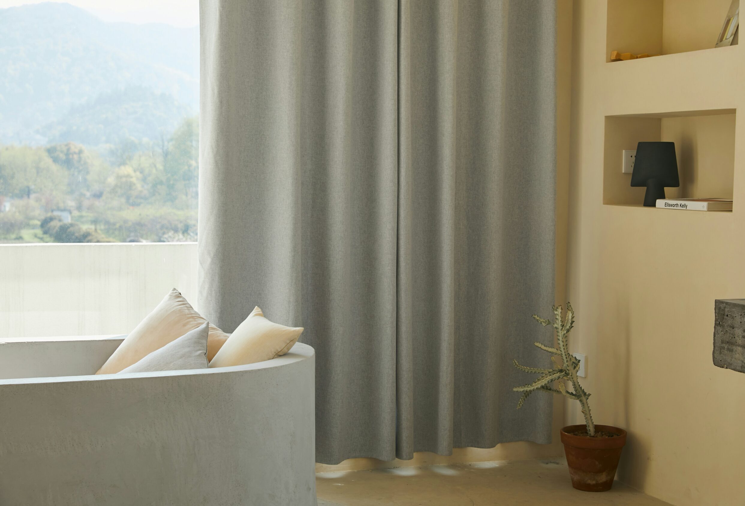 Το κόλπο με το κουρτινόξυλο για να φαίνεται το σπίτι σου μεγαλύτερο