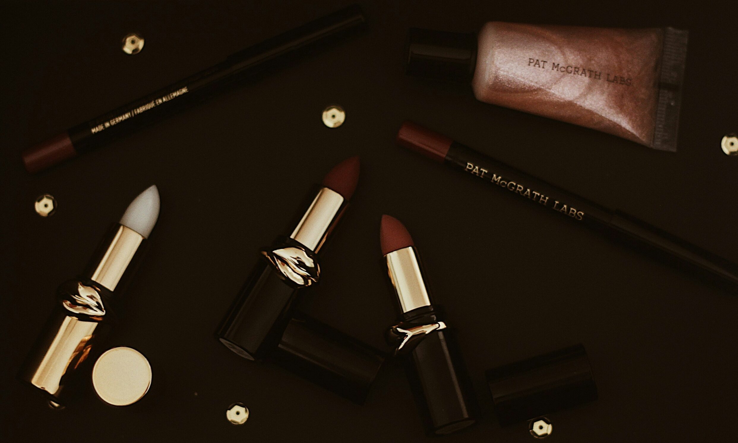 Τα 3 χρώματα κραγιόν που κολακεύουν τα λεπτά χείλη