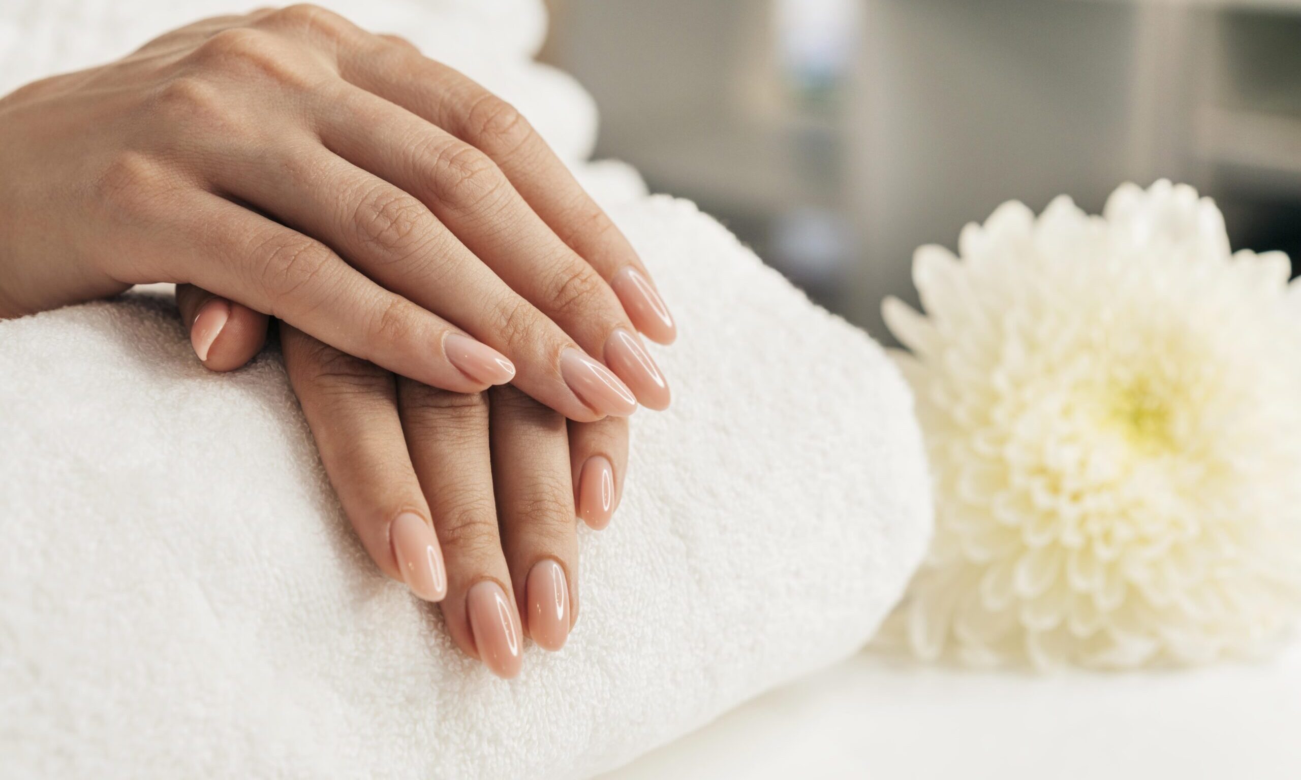 Πώς να κάνεις το ημιμόνιμο μανικιούρ σου να κρατήσει περισσότερο