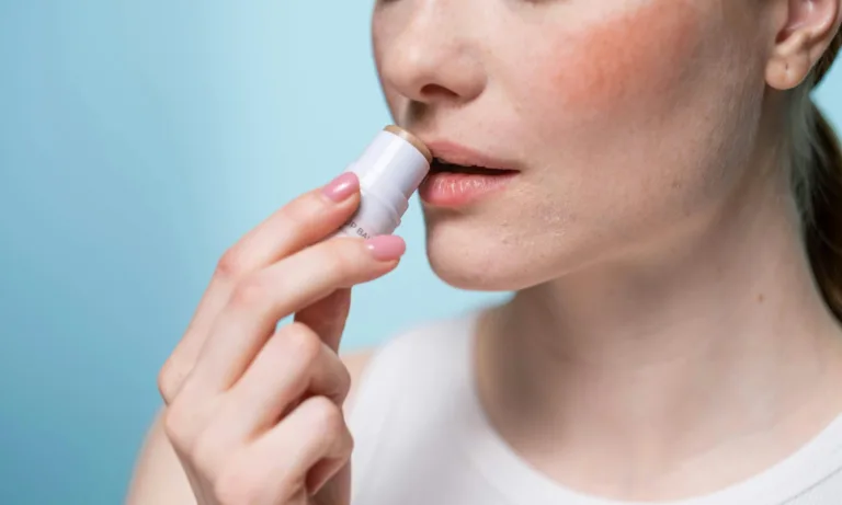 Βάλε αυτό το φτηνό προϊόν πάνω από το lip balm σου και πες αντίο στα ξηρά χείλη