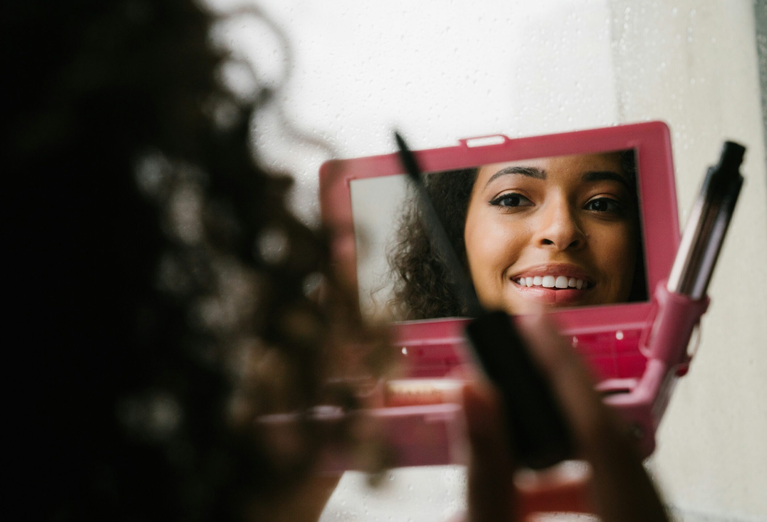 Πώς θα απλώνεις το makeup στο πρόσωπό σου για το πιο φυσικό αποτέλεσμα