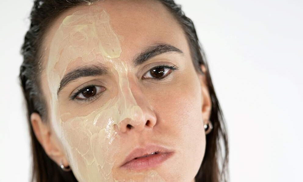 Φτιάξε αυτή τη μάσκα προσώπου σε 10 λεπτά για λαμπερό και ενυδατωμένο δέρμα