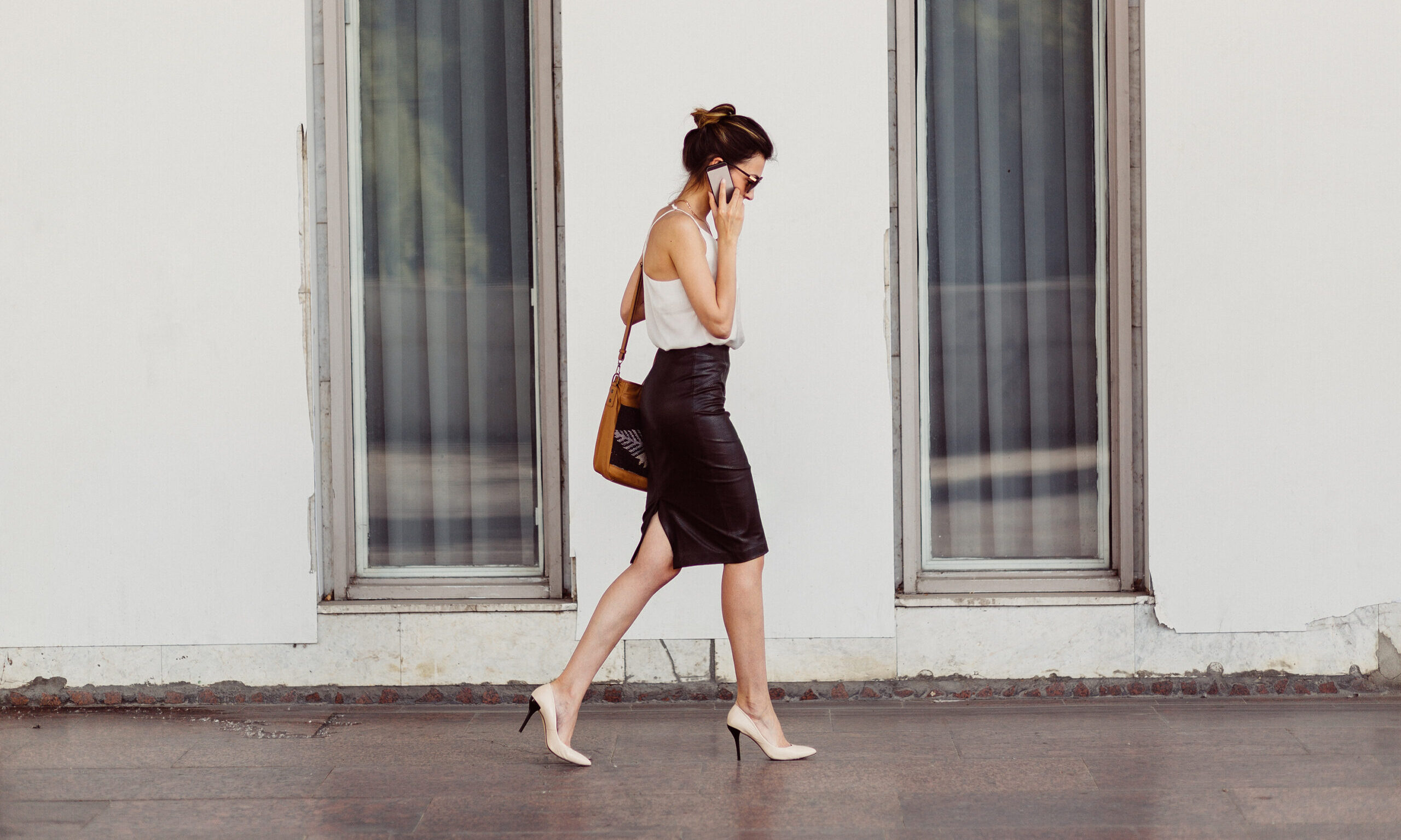 Αυτά τα 8 χρώματα δεν ταιριάζουν καθόλου με τα μαύρα ρούχα