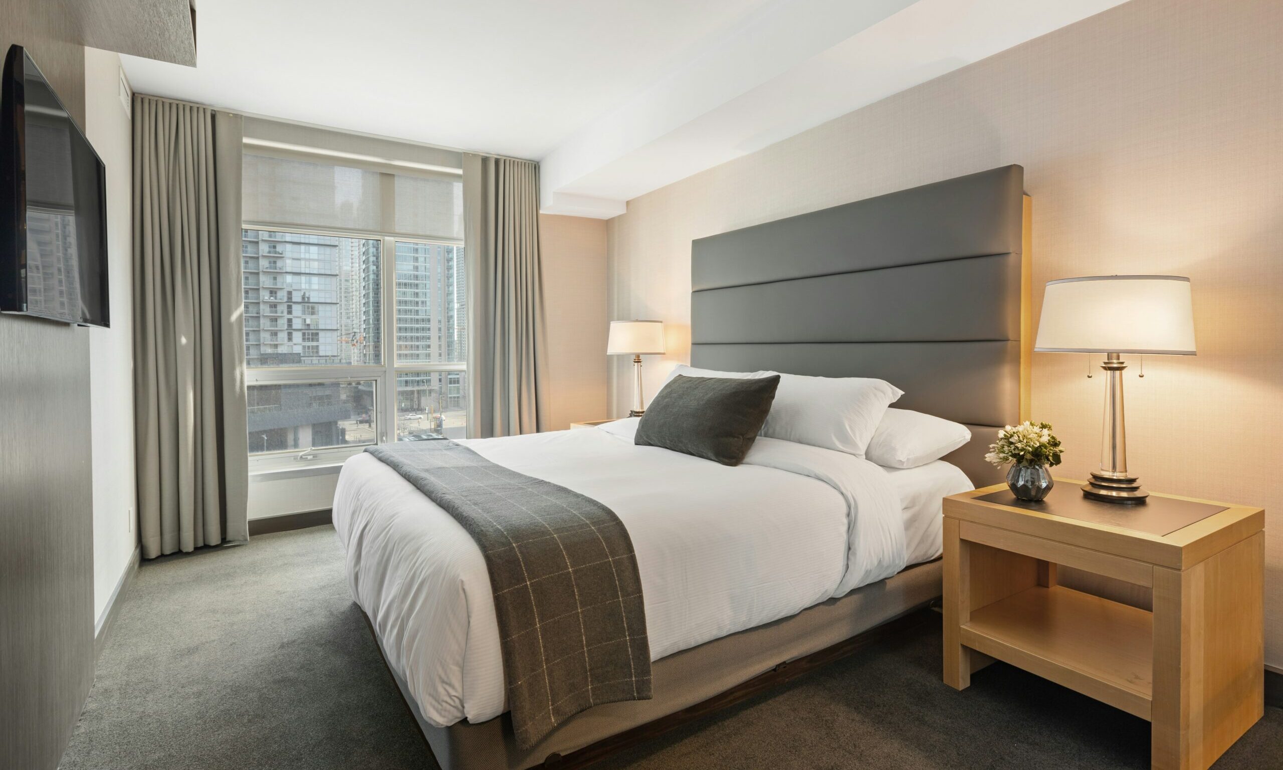 Για ποιο λόγο πρέπει να πετάς πάντα ένα μπουκάλι νερό κάτω από το κρεβάτι όταν φτάνεις στο ξενοδοχείο