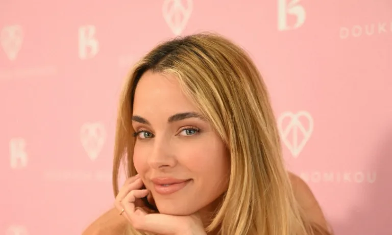 Δούκισσα Νομικού: Τα nude πέδιλα που φοράει ταιριάζουν με όλα τα ρούχα και κάνουν τα πόδια να φαίνονται μακρύτερα