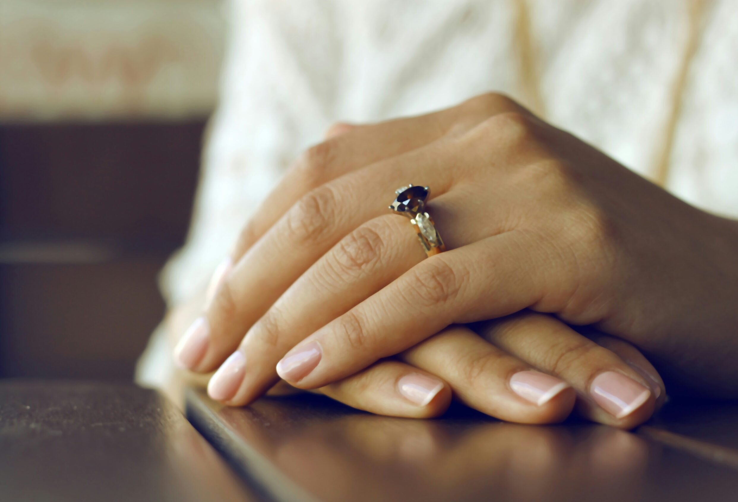 Δερματολόγος προειδοποιεί: Το συχνό λάθος που κάνουν οι τεχνήτριες και καταστρέφει τα νύχια σου