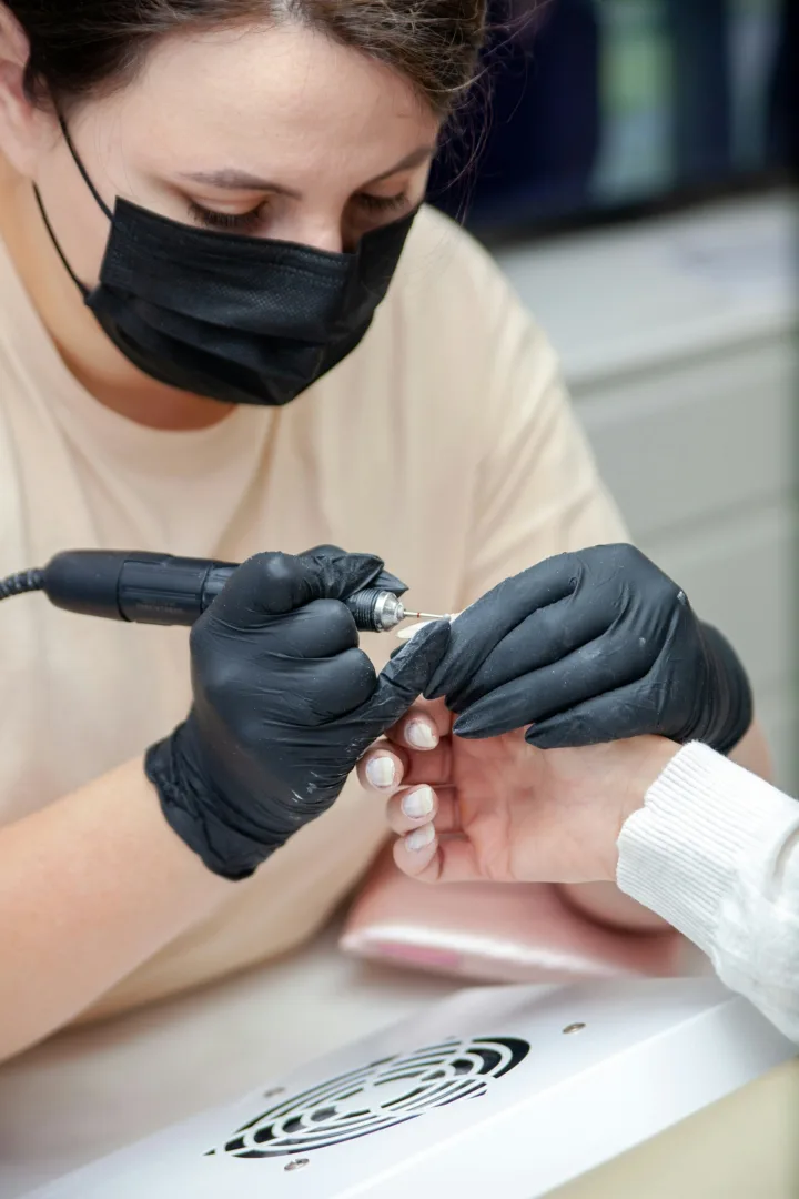 Δερματολόγος προειδοποιεί: Το συχνό λάθος που κάνουν οι τεχνήτριες και καταστρέφει τα νύχια σου