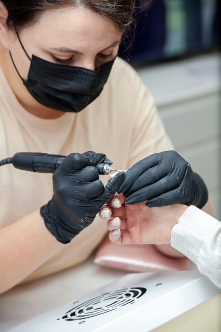 Δερματολόγος προειδοποιεί: Το συχνό λάθος που κάνουν οι τεχνήτριες και καταστρέφει τα νύχια σου