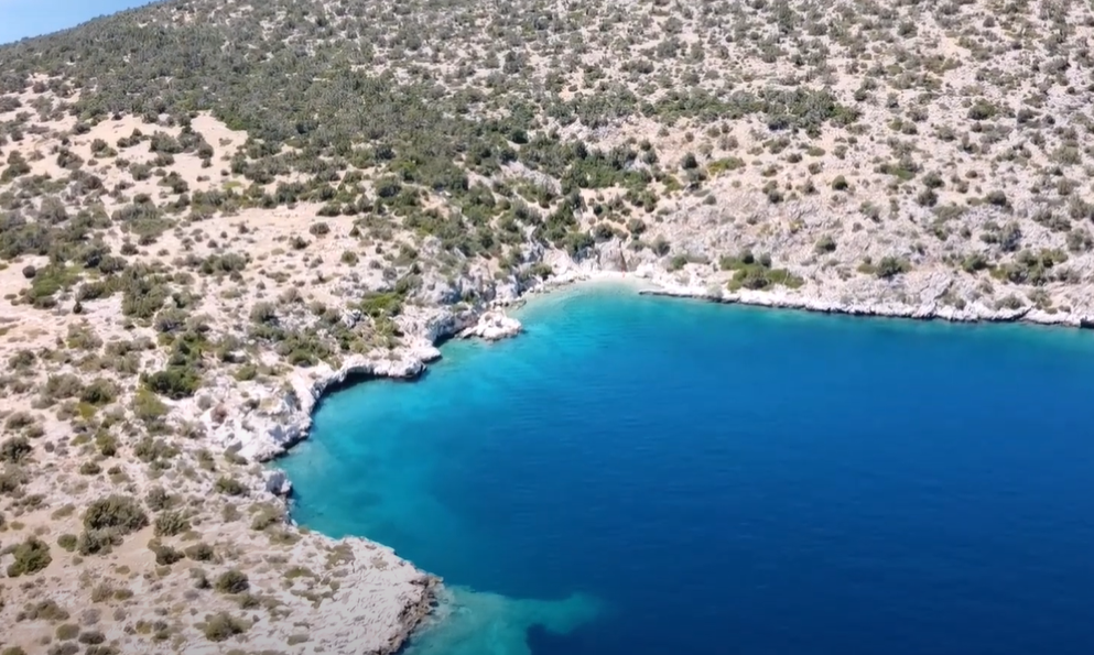 Ξέχνα τις ακριβές ξαπλώστρες και τη δυνατή μουσική – Η «ξεχασμένη» παραλία που θα σε ταξιδέψει στα 90’s