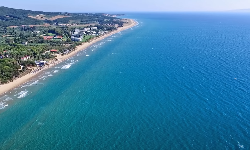 Η παραλία της Πελοποννήσου που λατρεύουν οι ξένοι αλλά αγνοούν οι Έλληνες