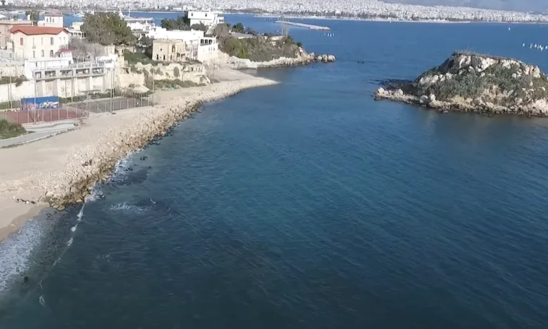 Αυτή η παραλία απέχει μόνο 10 χιλιόμετρα από το κέντρο της Αθήνας – Πού θα τη βρεις