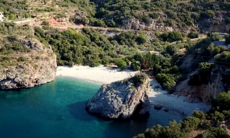 Η «αόρατη» παραλία της Πελοποννήσου με την μακάβρια ιστορία