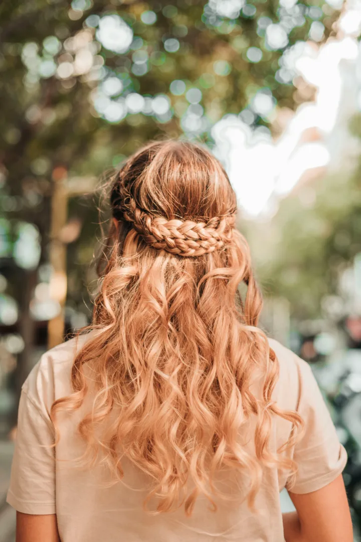 Hair goals: Οι πιο μοντέρνες κοτσίδες για το ανέμελο look της παραλίας