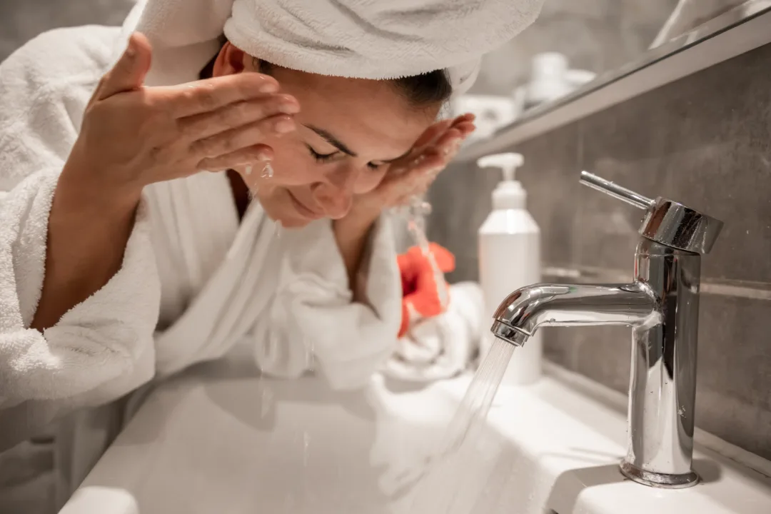 Τα 3 skincare μυστικά που θα σε κάνουν να δείχνεις πιο ξεκούραστη - κι ας μην είσαι