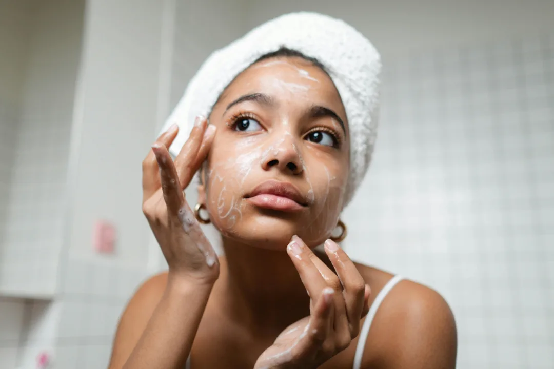 Beauty routine: 3 βήματα για ενυδατωμένη και λαμπερή επιδερμίδα κάθε μέρα