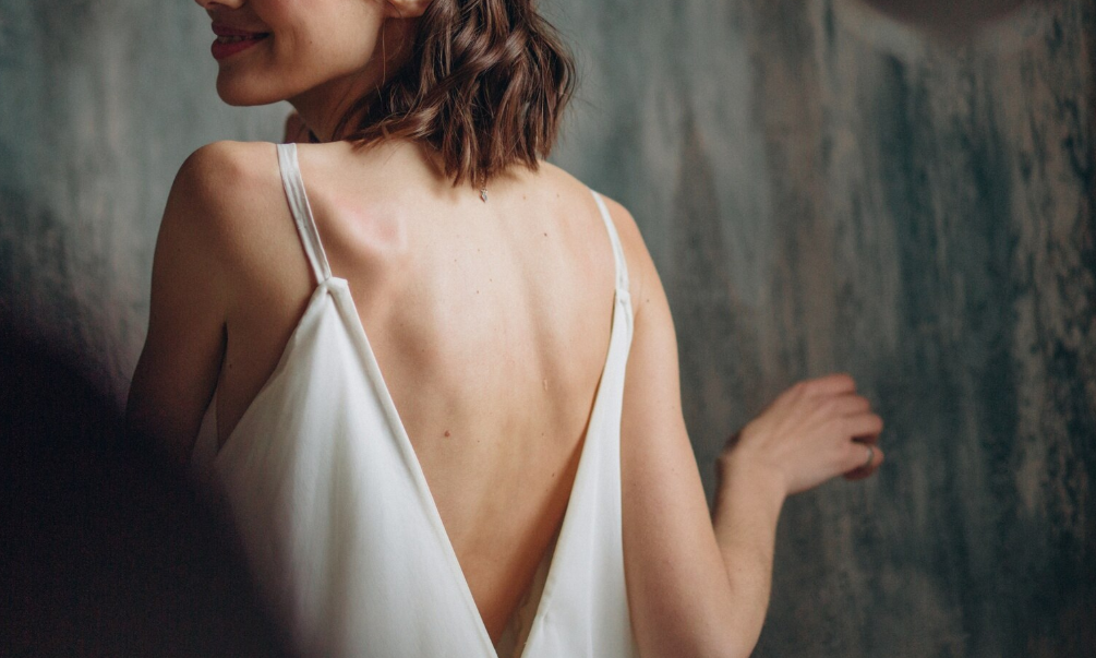 Εξώπλατα φορέματα και τοπ: Η πιο θηλυκή τάση του φετινού καλοκαιριού