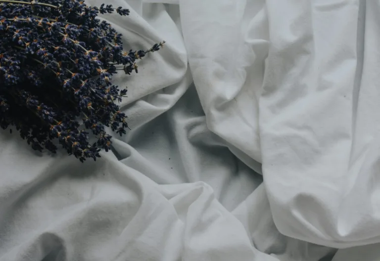 Μικροβιολόγος αποκαλύπτει: Κάθε πότε πρέπει να πλένεις τα σεντόνια σου