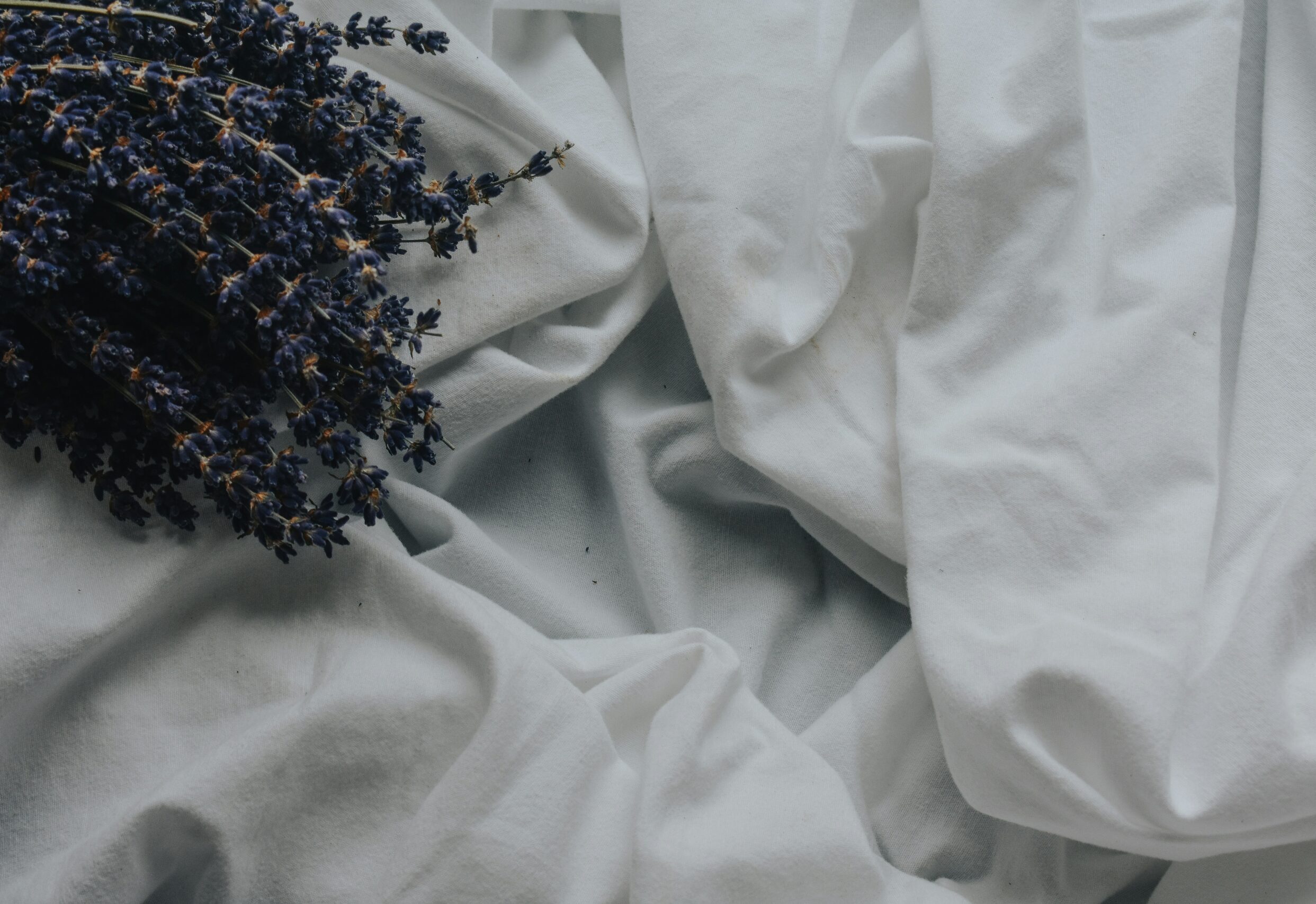 Μικροβιολόγος αποκαλύπτει: Κάθε πότε πρέπει να πλένεις τα σεντόνια σου