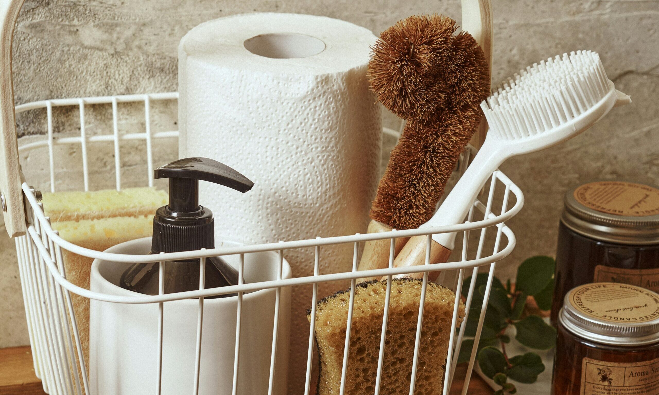 Δερματολόγος: Πώς θα διώξεις τα βακτήρια που πολλαπλασιάζονται στο σφουγγάρι του μπάνιου σου