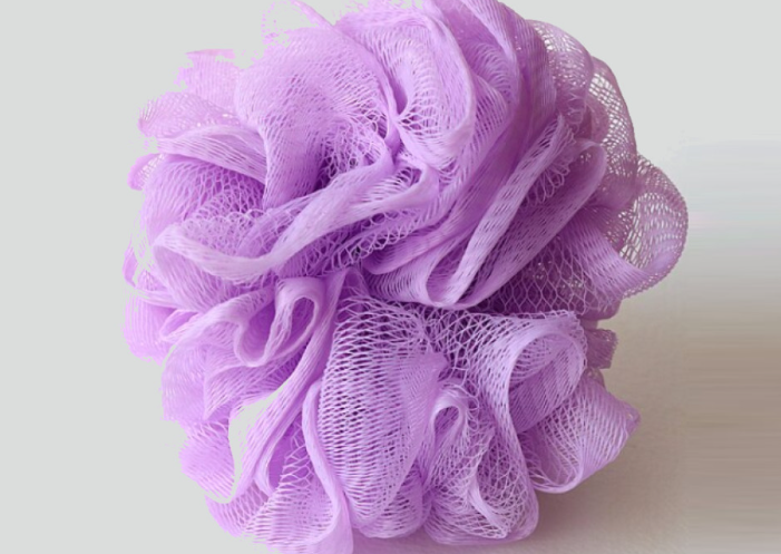 Δερματολόγος: Πώς θα διώξεις τα βακτήρια που πολλαπλασιάζονται στο σφουγγάρι του μπάνιου σου