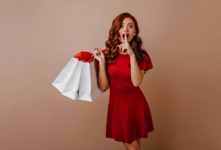 Τι να αγοράσεις στις εκπτώσεις – Τα 4 απαραίτητα καλοκαιρινά κομμάτια, σύμφωνα με μια στιλίστρια