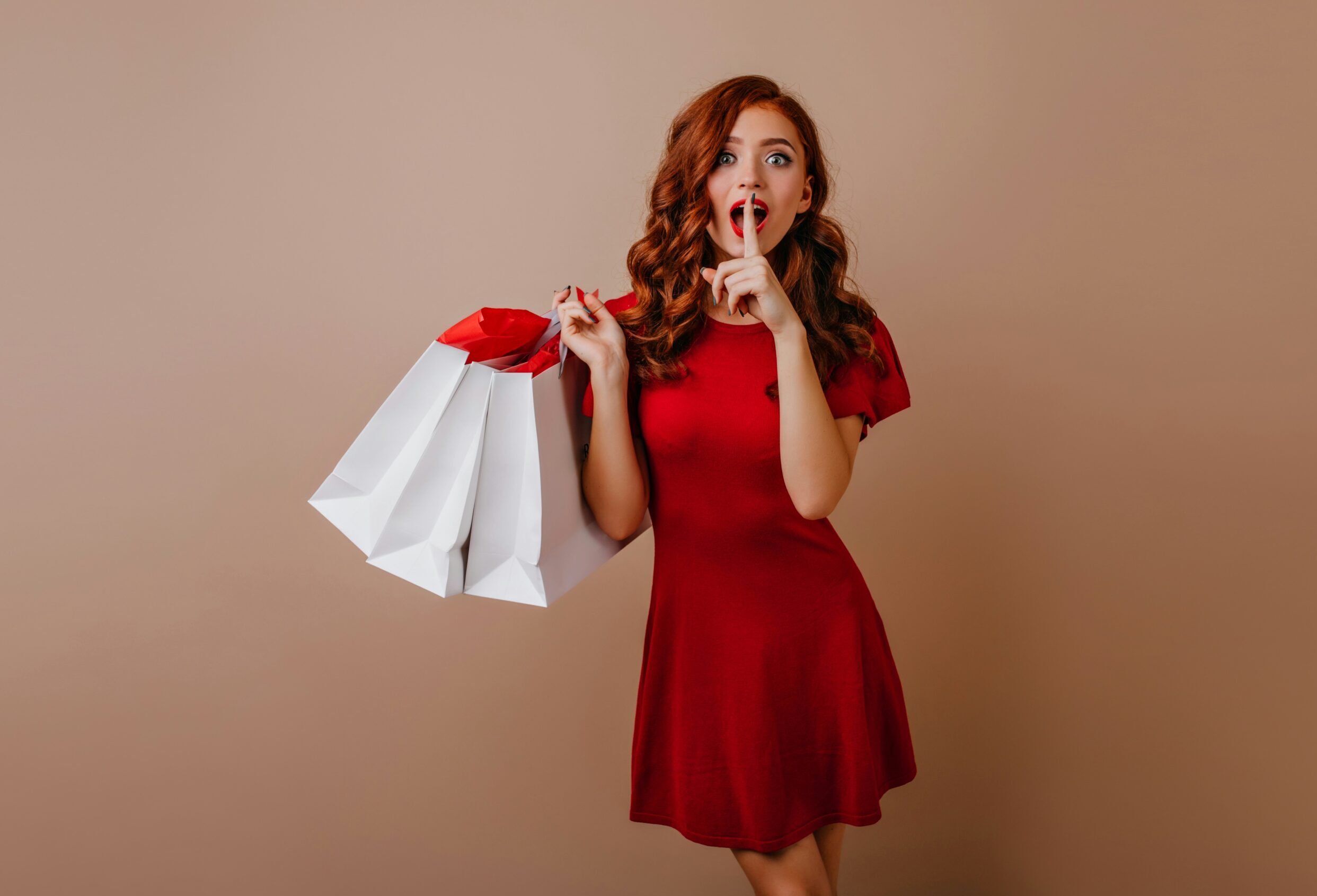 Τι να αγοράσεις στις εκπτώσεις – Τα 4 απαραίτητα καλοκαιρινά κομμάτια, σύμφωνα με μια στιλίστρια