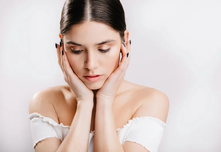 Τι συμβαίνει πραγματικά στο δέρμα σου κατά τη διάρκεια του skincare σου