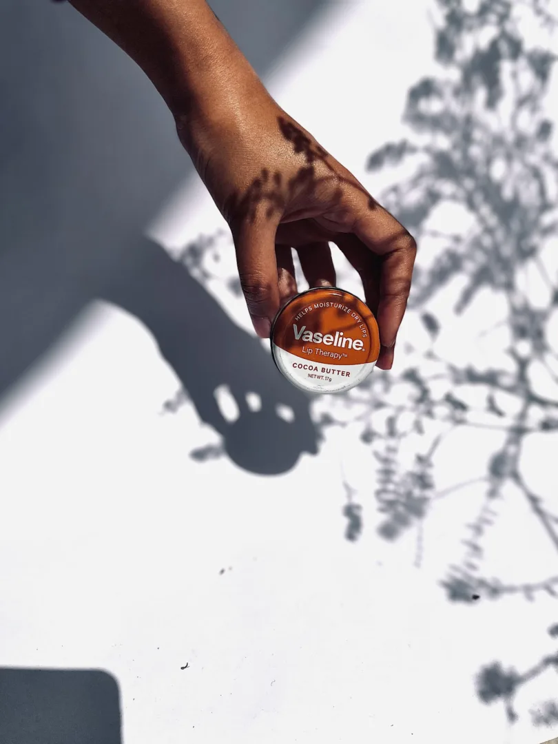 Βάλε αυτό το φτηνό προϊόν πάνω από το lip balm σου και πες αντίο στα ξηρά χείλη