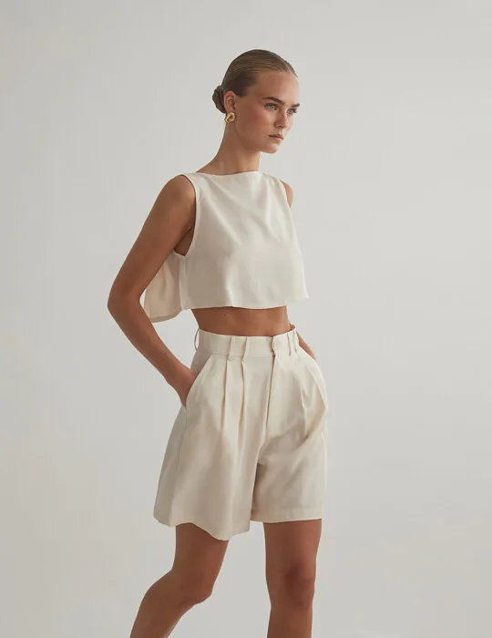 French chic: Αυτό το top θα αναβαθμίσει κάθε outfit σου