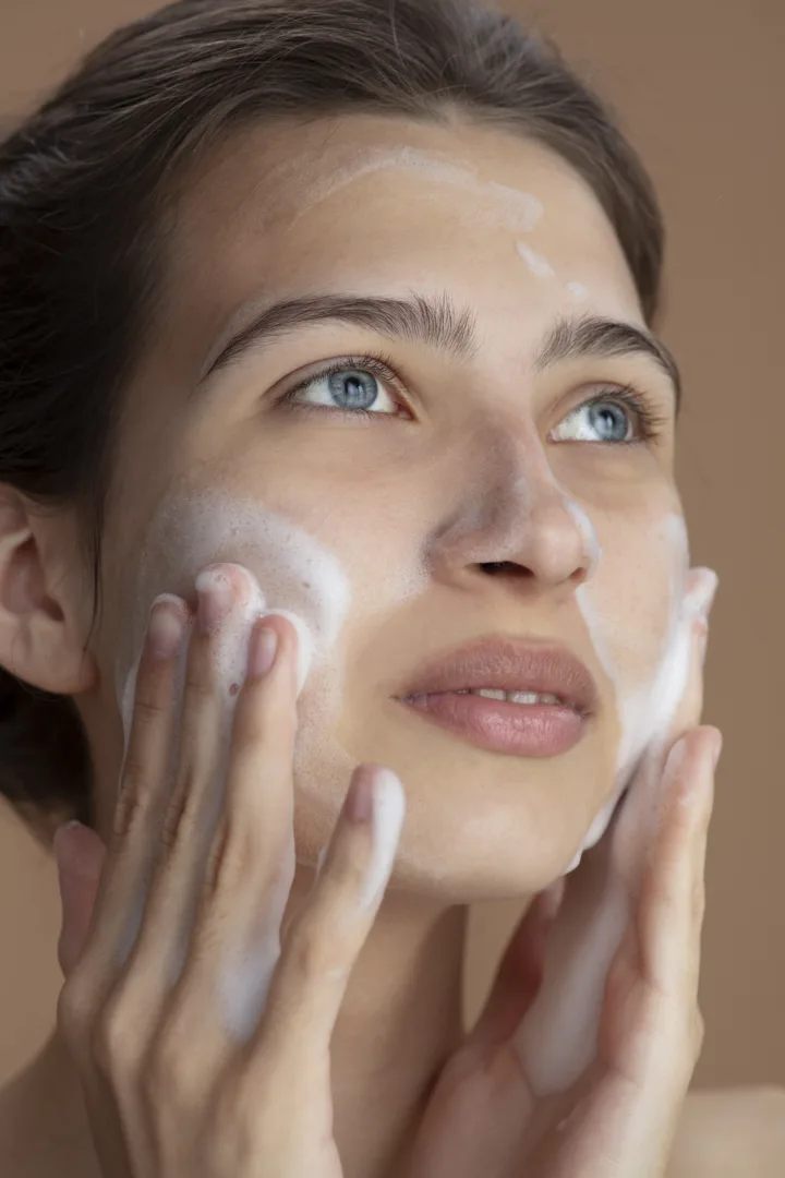 Face yoga: Η φυσική άσκηση που αναζωογονεί το πρόσωπό σου